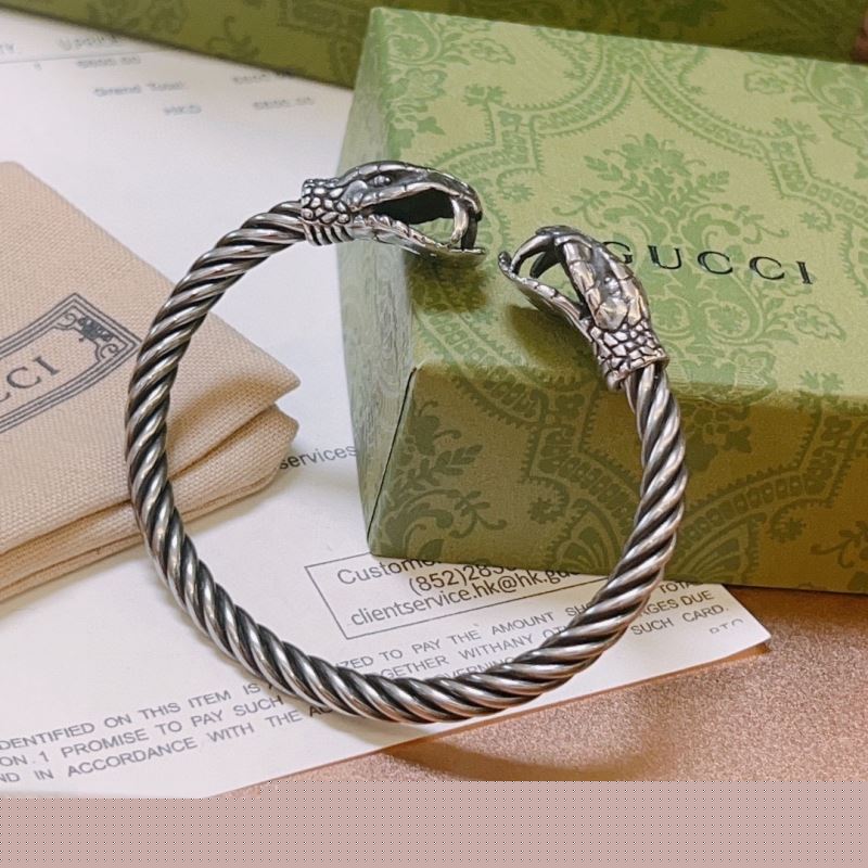 G*u*i bracelets
